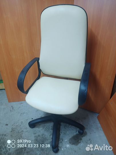 Офисное кресло