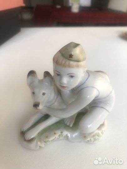 Статуэтка мальчик с собакой