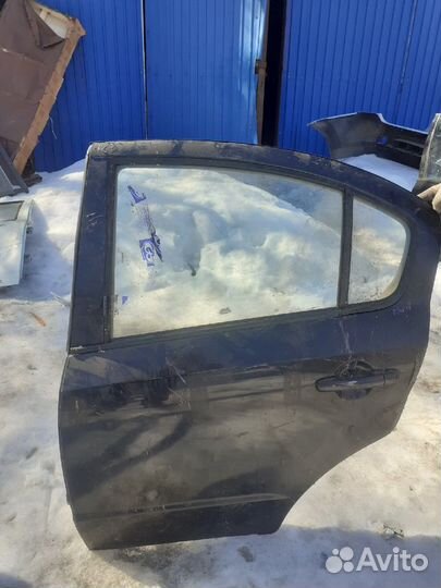 Задняя левая дверь на Suzuki SX4 седан