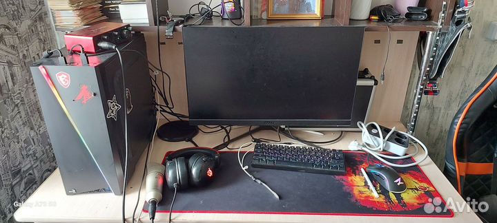 Игровой компьютер с монитором и клавиатурой