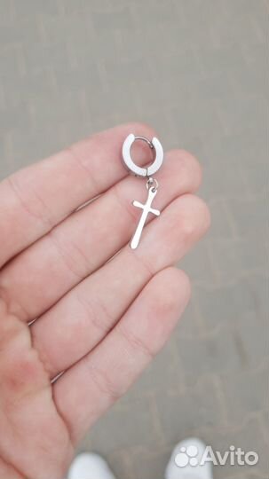 Одна серьга с крестом