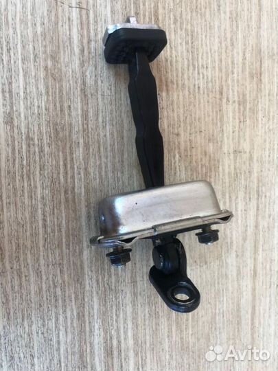 Ограничитель двери передний правый Ssangyong