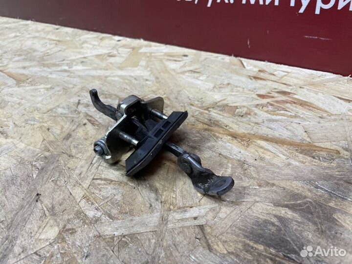 Ограничитель двери Renault Duster