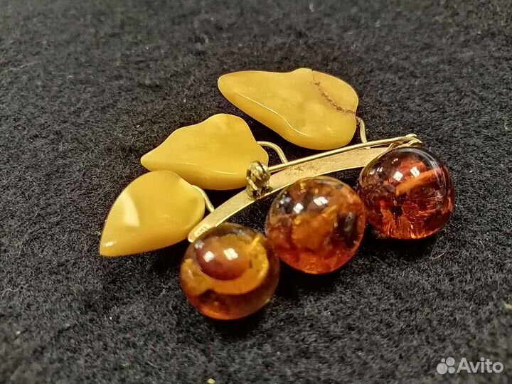Брошь янтарная СССР 