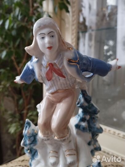 Статуэтка фарфор Лыжник