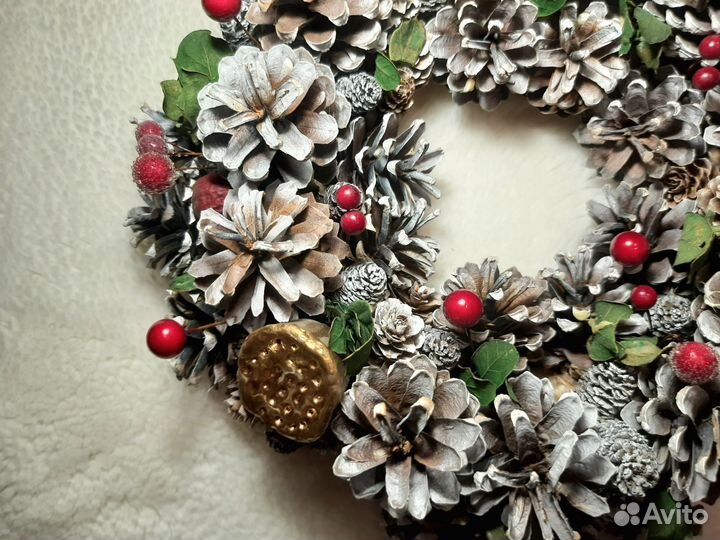 Новогодний венок из шишек