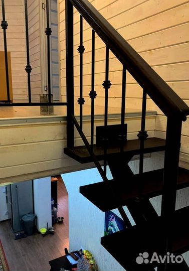 Лестница с забежными ступенями в коттедж