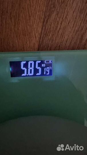 Аквариум с грунтов фильтром и домиками для рыб