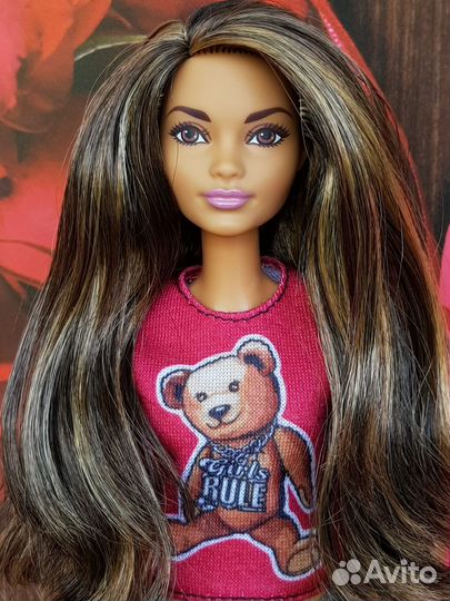 Красивая голова барби скейтбордистка
