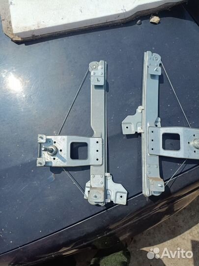 Задний стеклоподъёмник Renault Sandero