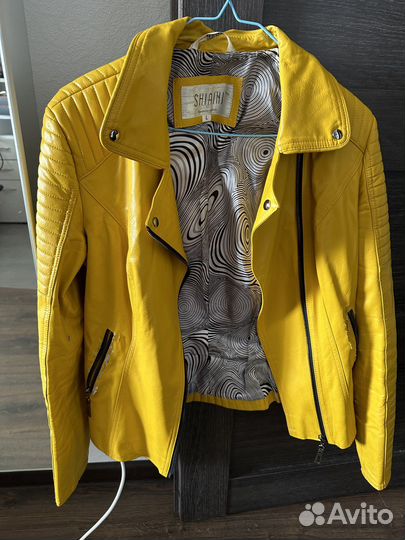 Желтая кожаная куртка