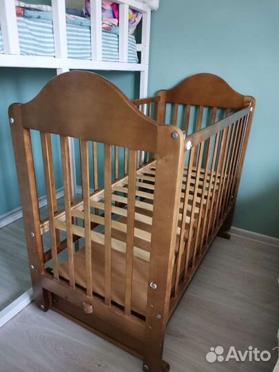 Детская кроватка с маятником и ящиком