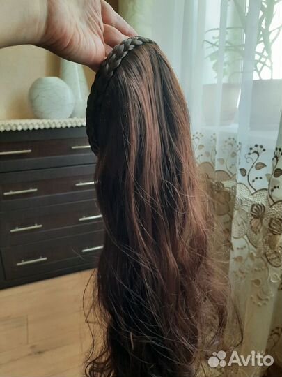 Искусственный парик на ободке косичкой