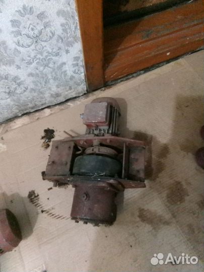 Электродвигатель с редуктором б/у