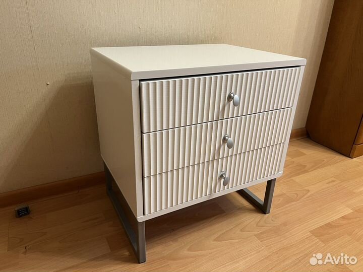 Тумбочка прикроватная белая