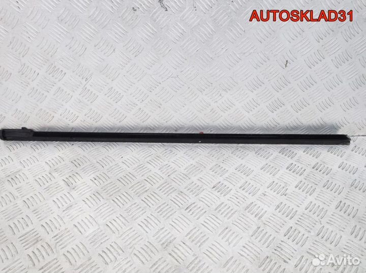 Накладка стекла переднего левого Ford Focus 2