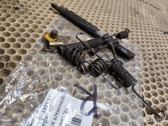 Механизм задних тормозных колодок правый Hyundai Accent