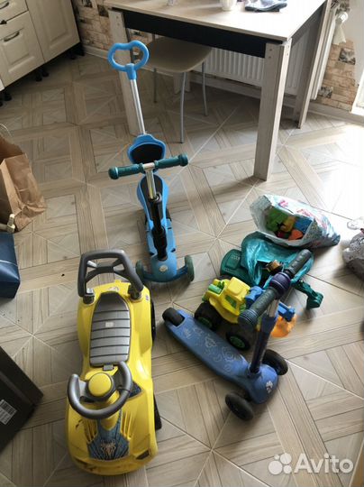 2 самоката, Желтая машина, 2 грузовика