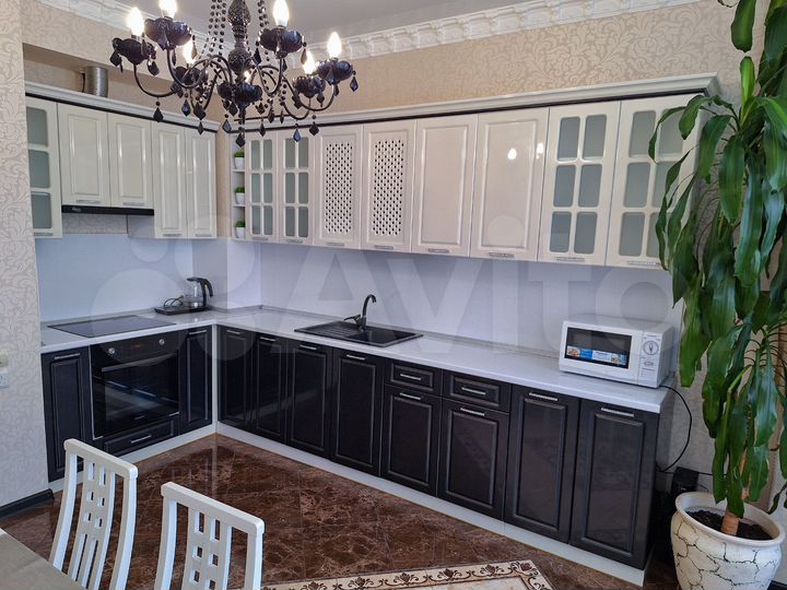 2-к. квартира, 70 м², 1/17 эт.