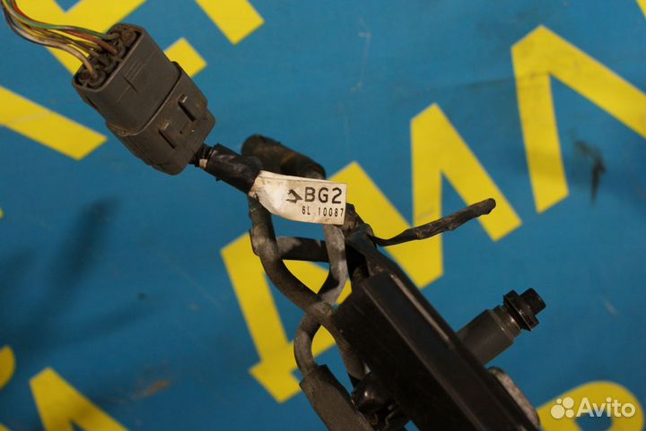 Топливная рампа форсунка Mazda 323F BA