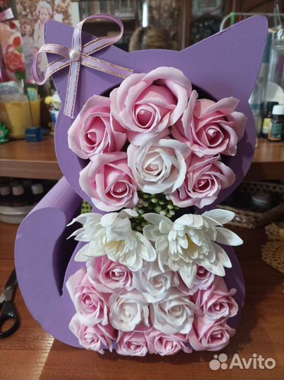 Подарок в форме кошки с мыльными розами