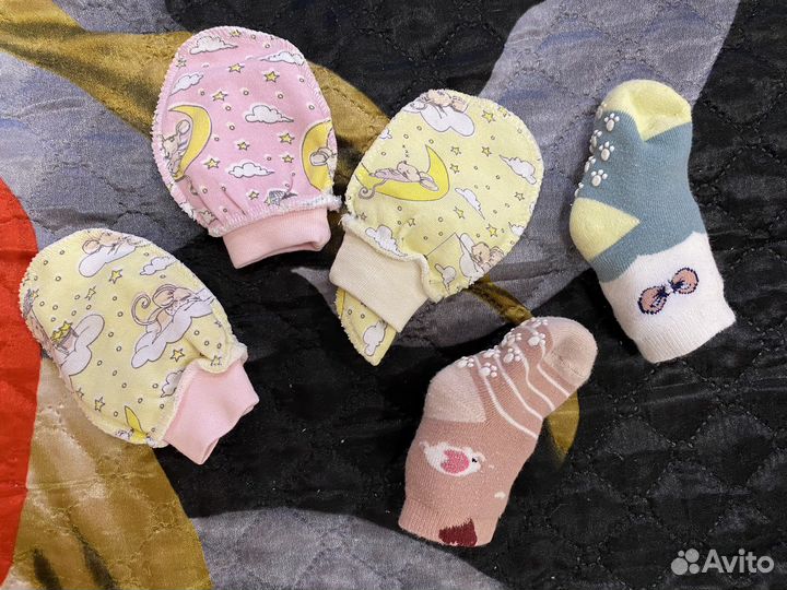 Детские вещи шапки чепчики царапки штаны кофта