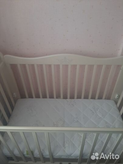 Детская кроватка с маятником и ящиком