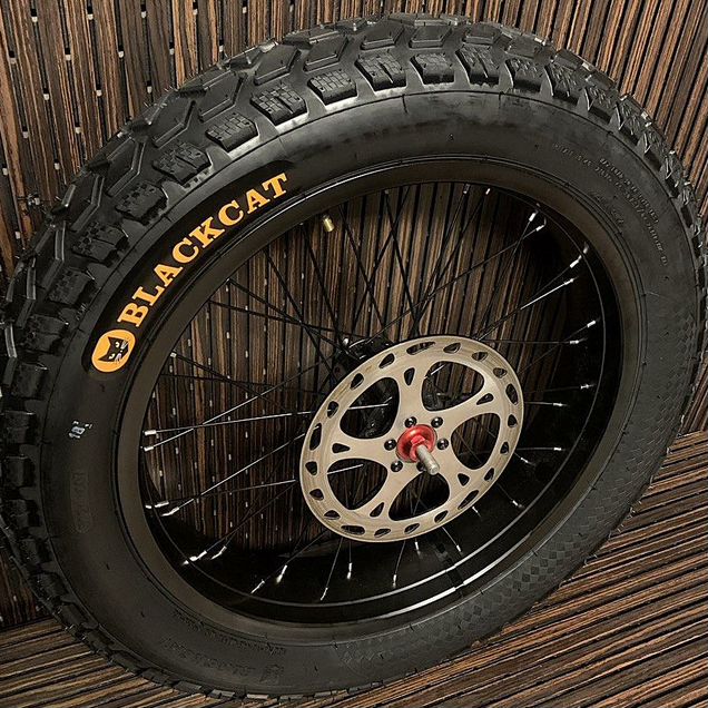 Покрышка усиленная Black Cat 20х4.0 лого
