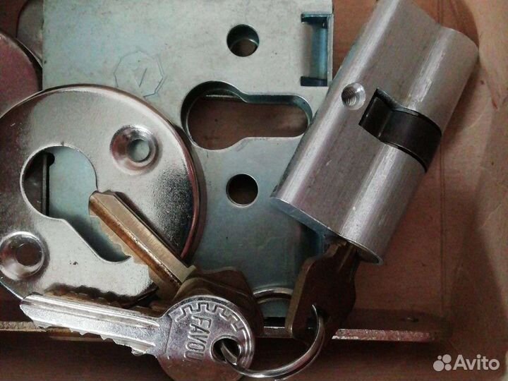 Замок врезной сувальдный