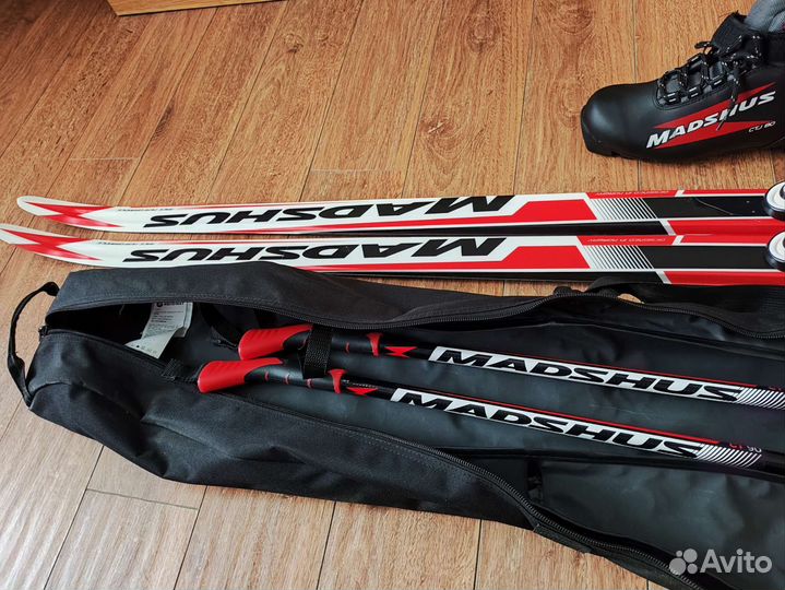Лыжи, ботинки, лыжные палки и чехол madshus