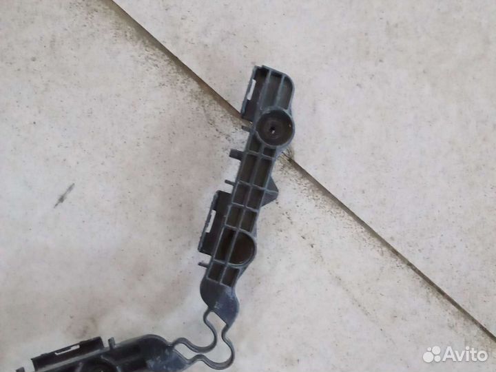 Крепление заднего бампера левое Toyota Camry V50