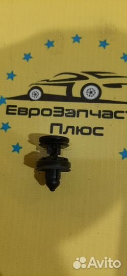 Клипса обшивки двери Ford Focus 2