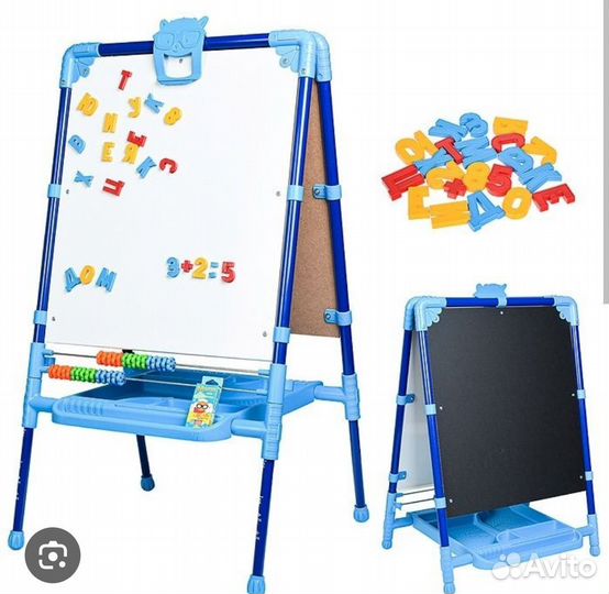 Мольберт для рисования и стол со стулом