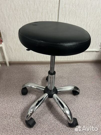 Стул мастера на колесиках без спинки