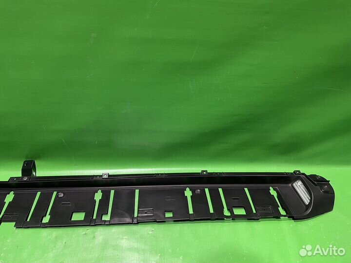 Накладка подножки правая Toyota LC200