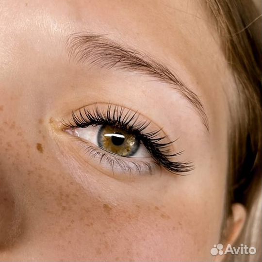 Модель на наращивание ресниц и оформление бровей