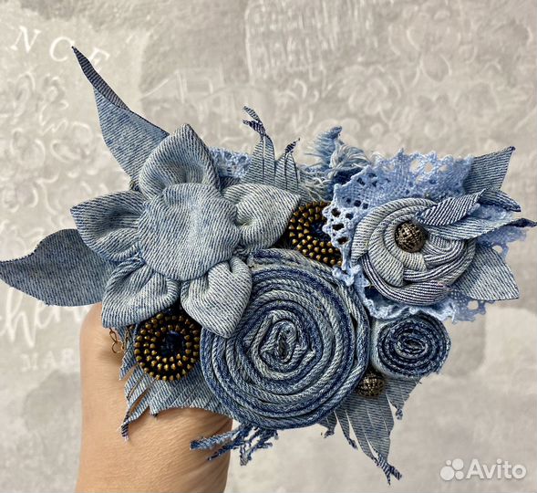 Текстильная брошь из джинсовой ткани