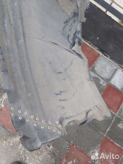Подкрылок передний левый Renault sandero