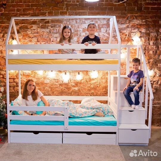 Двухъярусная кровать с лестницей комодом из массив