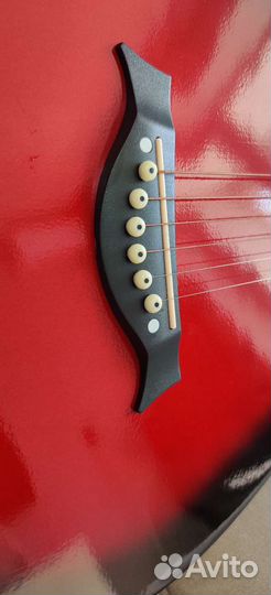 Гитара красная