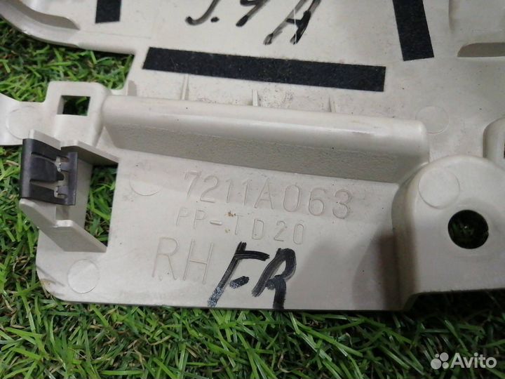 Обшивка стойки кузова передняя правая Mitsubishi