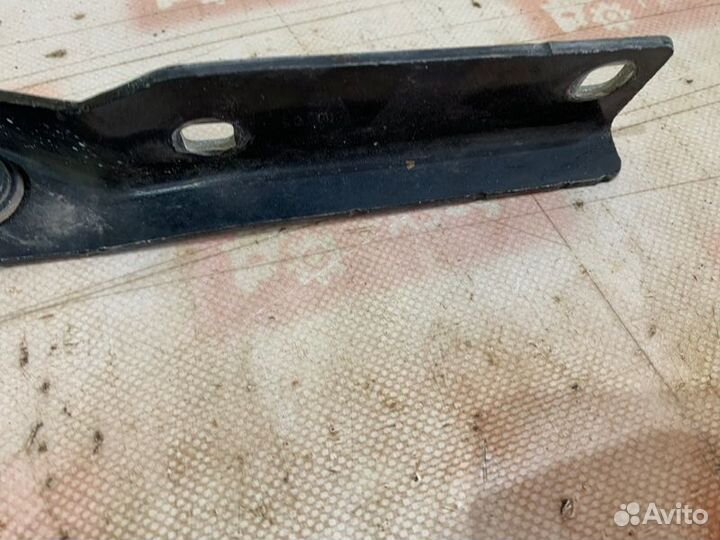 Петля капота передняя левая Volkswagen Passat 3C2