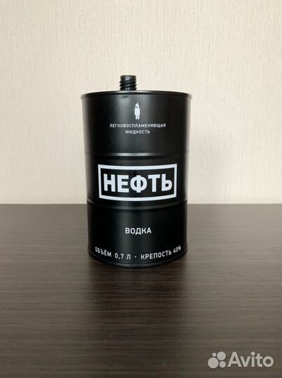 Бутылка, банка из под водки нефть