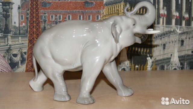 Фарфоровая статуэтка 