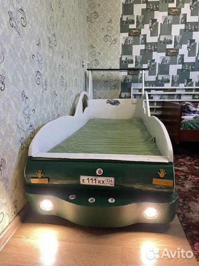 Машина кровать с матрасом (самовывоз)