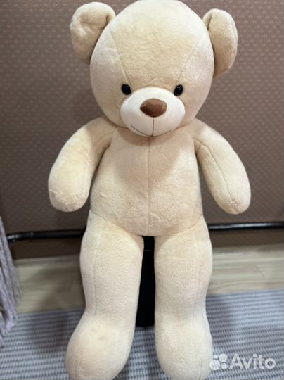 Большой плюшевый медведь
