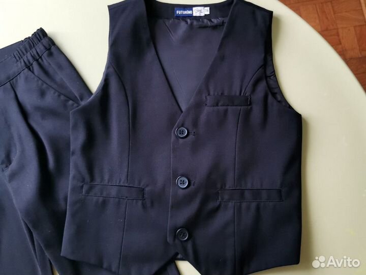 Жилет, брюки и две рубашки на мальчика