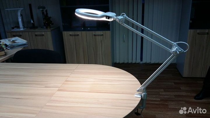 Светодиодный светильник с увеличительной линзой