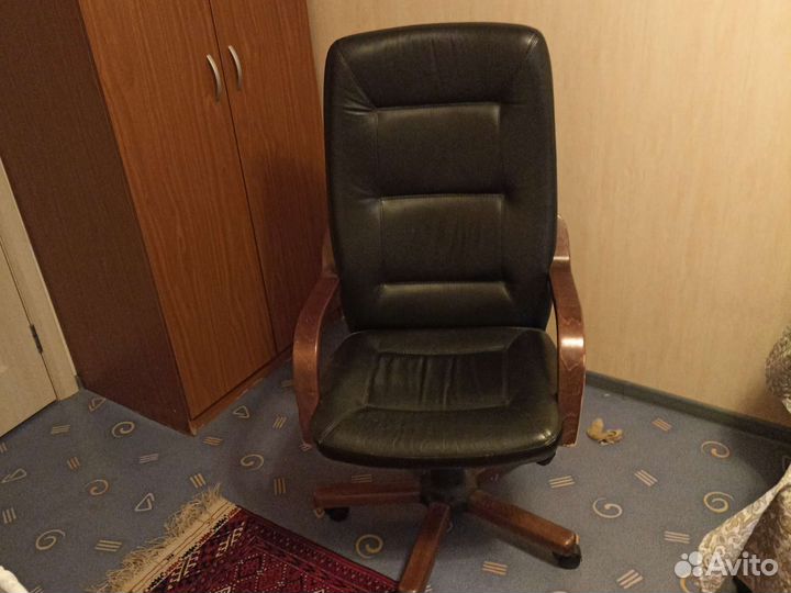 Офисное кожаное кресло руководителя