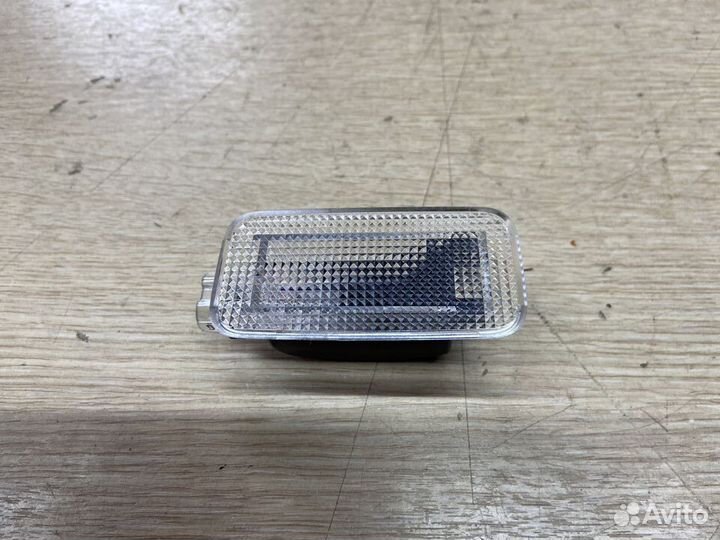 Плафон освещения багажника Toyota Camry 75